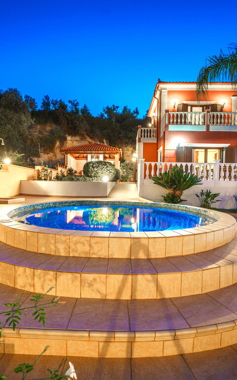 Iro Royal Villa: bubbelbad, Buitenkanten, Buitenshuis, zwembad