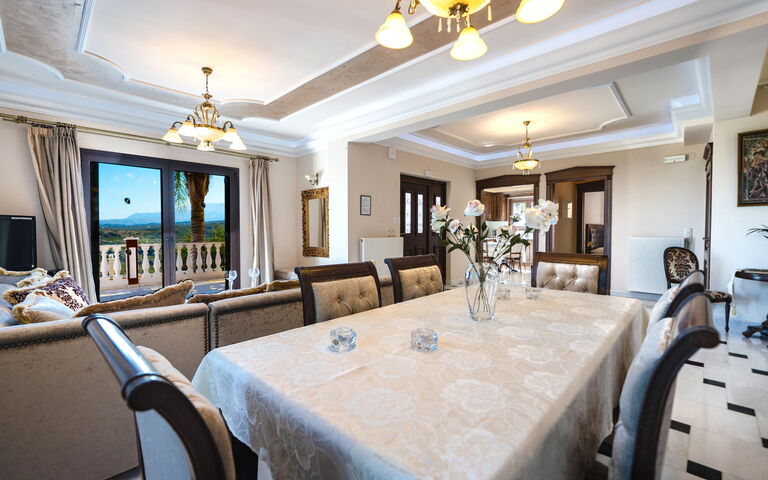 Iro Royal Villa: Lunchroom, Woonkamer