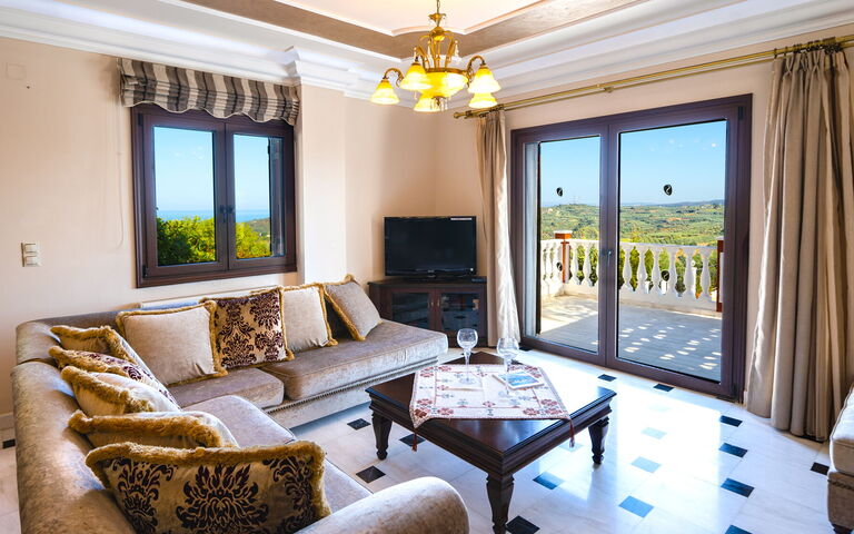 Iro Royal Villa: Woonkamer