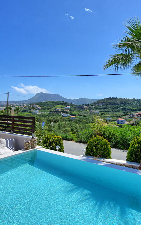 Villa Kostantina: Buitenshuis, zwembad