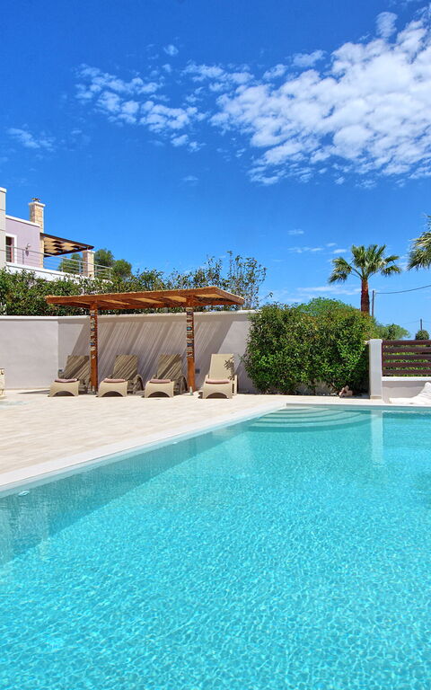 Villa Kostantina: Buitenshuis, zwembad