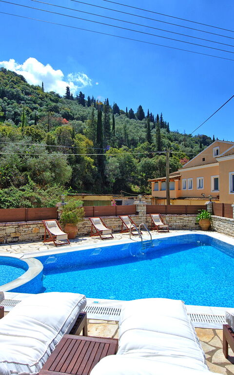 Villa Angie: Buitenshuis, zwembad