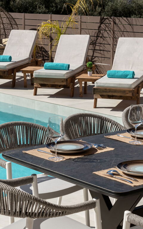 Villa Silentium Evilia: Buitenkanten, Buitenshuis, zwembad