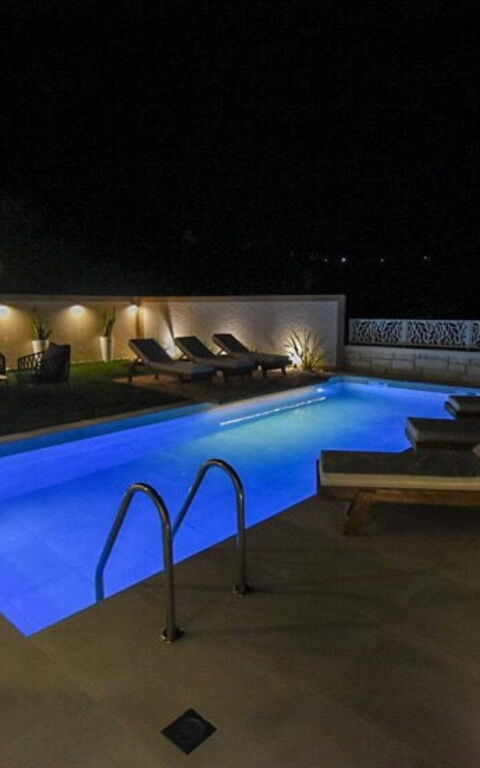 Villa Silentium Evilia: Buitenkanten, Buitenshuis, Tuin, zwembad