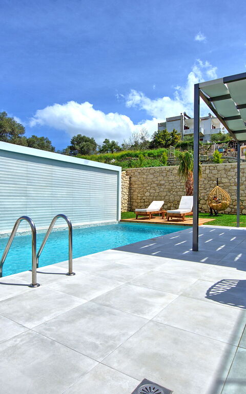 Villa Silentium Ionia: Balkon / terras / patio, Buitenshuis, zwembad