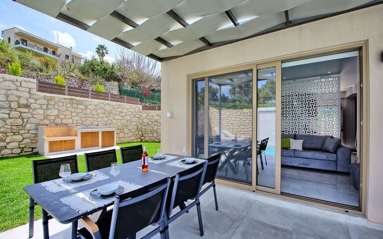 Villa Silentium Ionia: Balkon / terras / patio, Buitenshuis