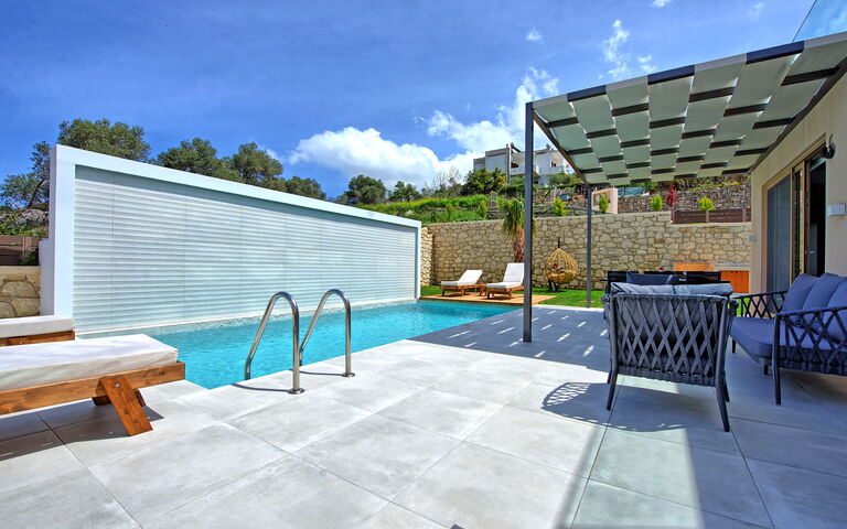 Villa Silentium Ionia: Balkon / terras / patio, Buitenshuis, zwembad