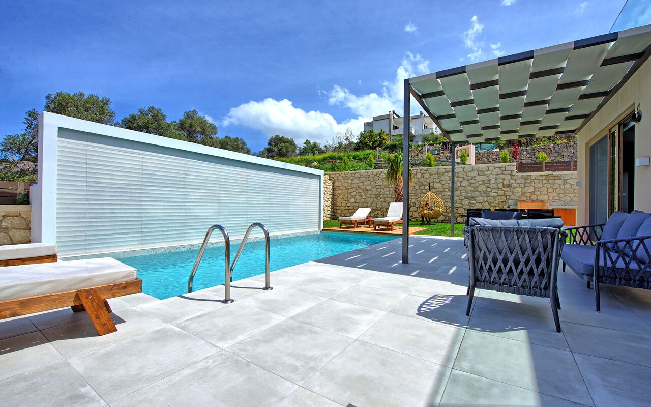 Villa Silentium Ionia: Balkon / terras / patio, Buitenshuis, zwembad