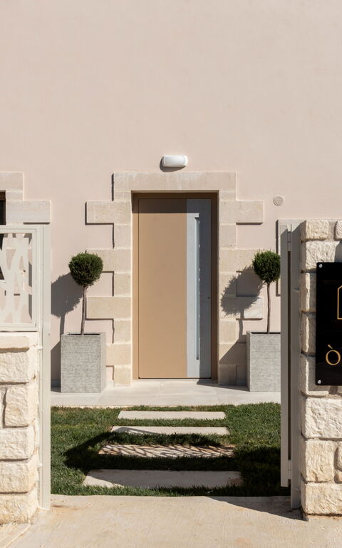 Villa Silentium Olia: Buitenkanten, Buitenshuis, Hoofdingang