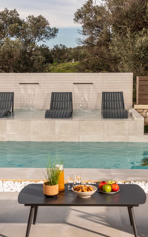 Villa Silentium Olia: Buitenkanten, Buitenshuis, zwembad