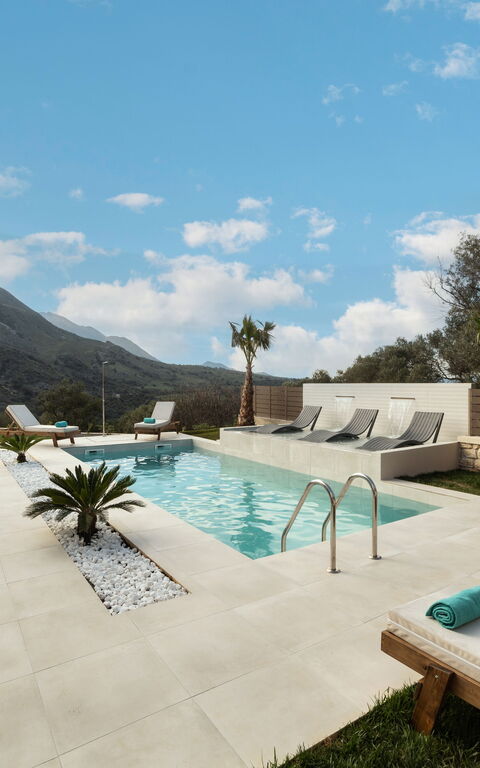 Villa Silentium Olia: Buitenkanten, Buitenshuis, zwembad