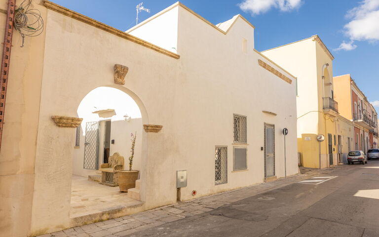 Casa Harem: Buitenkanten, Buitenshuis, Hoofdingang