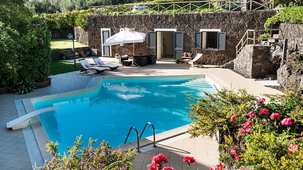 Villa Montefiore: Buitenkanten, Buitenshuis, zwembad