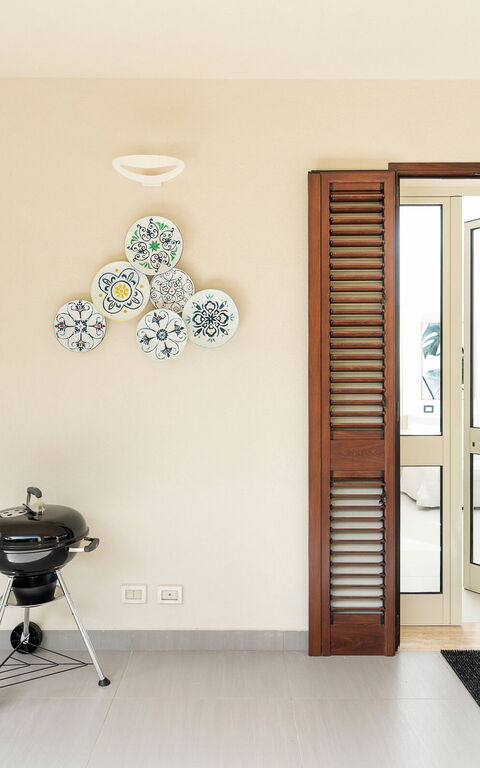 Stella Maris: Buitenkanten, Buitenshuis