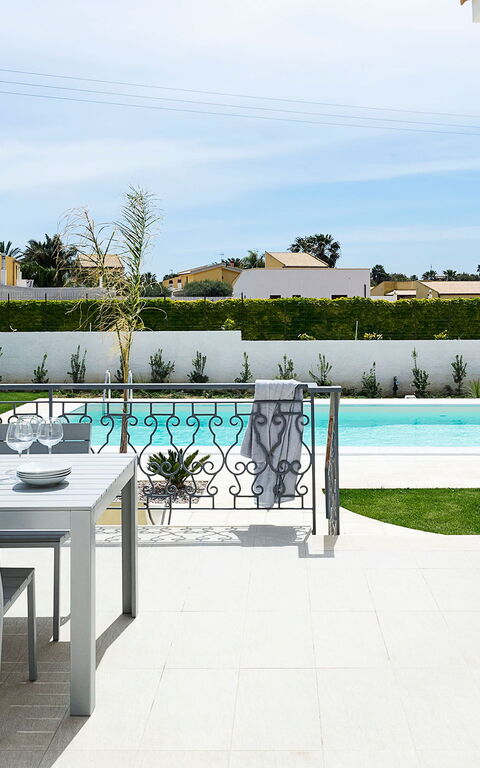 Villa Rita: Buitenkanten, Buitenshuis, Tuin, zwembad