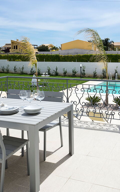 Villa Rita: Buitenkanten, Buitenshuis, Tuin, zwembad