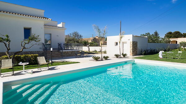 Villa Rita: Buitenkanten, Buitenshuis, Tuin, zwembad