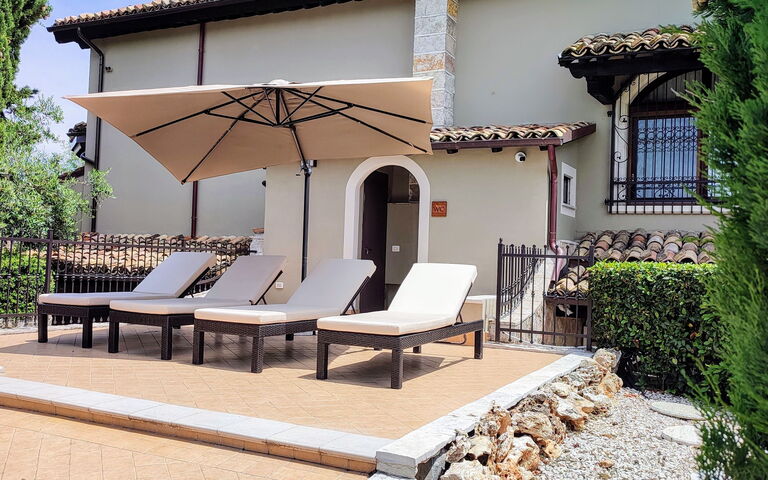 Villa Tagliaferri: Tuin, Zomer