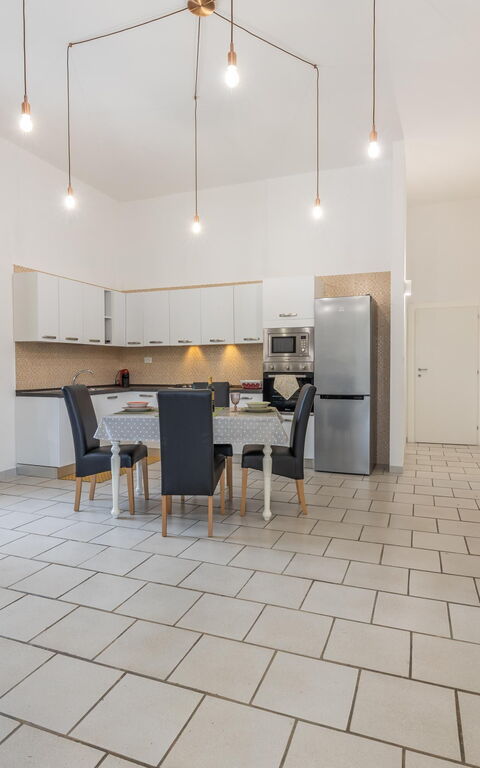 Villa Narkive: Keuken, Lunchroom, Woonkamer