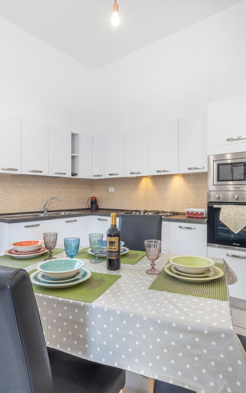 Villa Narkive: Keuken, Lunchroom, Woonkamer