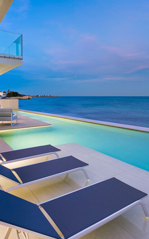 Bedda Matri: Buitenkanten, Buitenshuis, Keer bekeken, zwembad