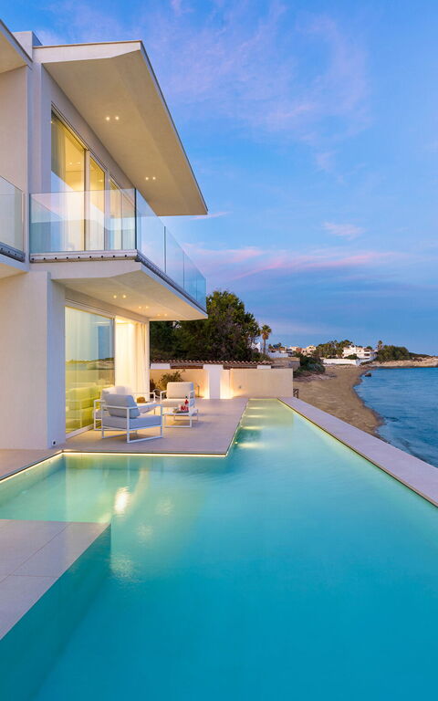 Bedda Matri: Buitenkanten, Buitenshuis, Keer bekeken, zwembad