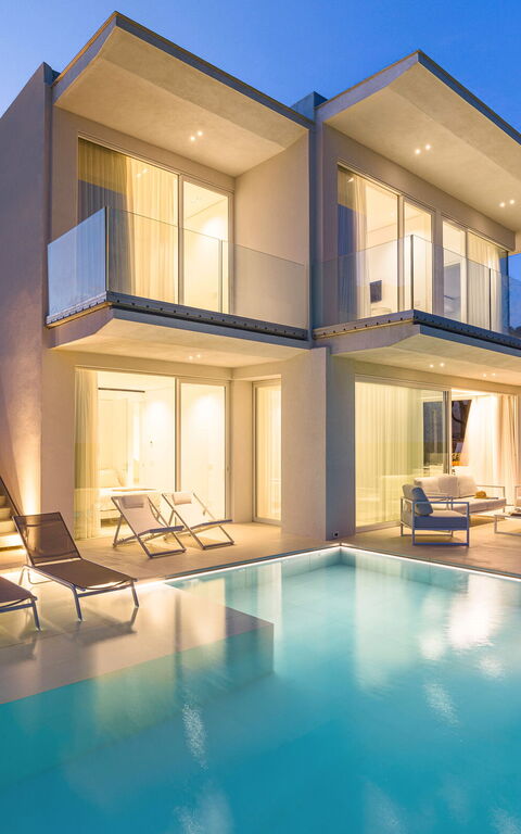 Bedda Matri: Buitenkanten, Buitenshuis, zwembad