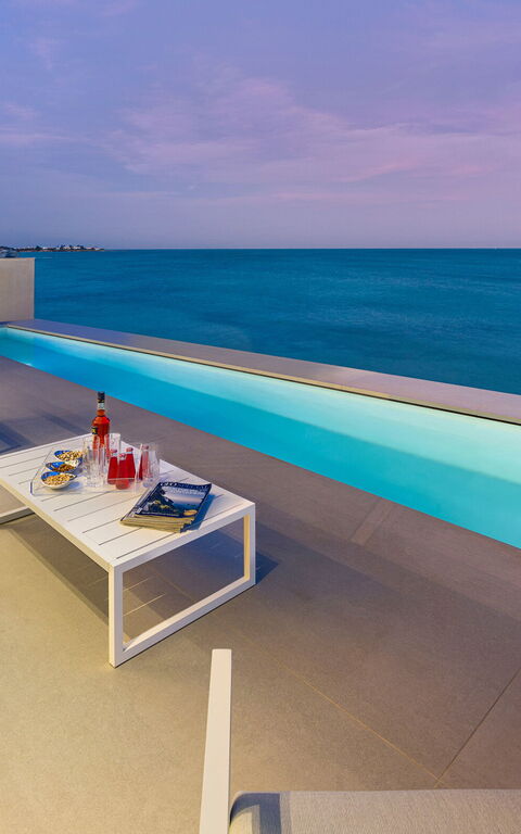 Bedda Matri: Buitenkanten, Buitenshuis, Keer bekeken, zwembad