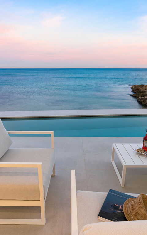 Bedda Matri: Buitenkanten, Buitenshuis, Keer bekeken, zwembad