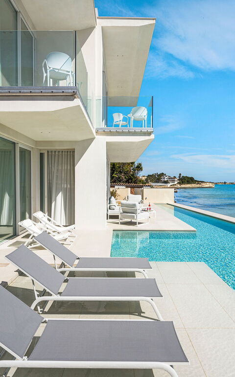 Bedda Matri: Buitenkanten, Buitenshuis, Keer bekeken, zwembad