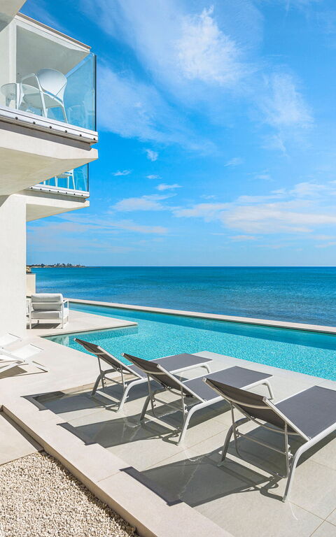 Bedda Matri: Buitenkanten, Buitenshuis, Keer bekeken, zwembad