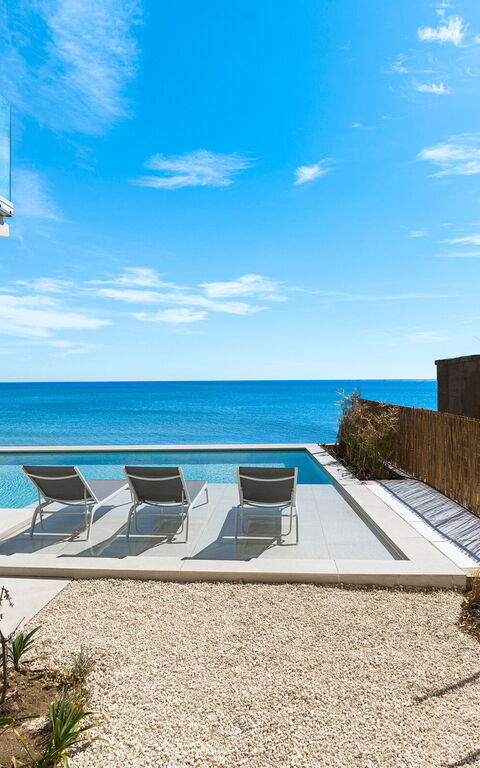 Bedda Matri: Buitenkanten, Buitenshuis, Keer bekeken, zwembad