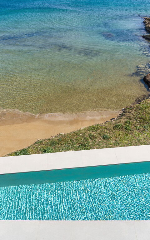 Bedda Matri: Buitenkanten, Buitenshuis, Keer bekeken, zwembad