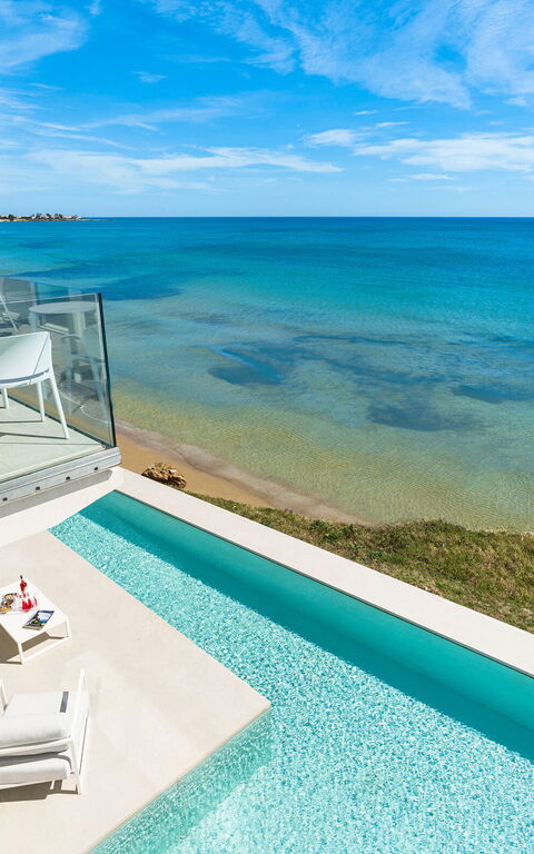 Bedda Matri: Buitenkanten, Buitenshuis, Keer bekeken, zwembad