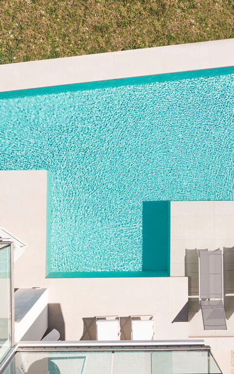 Bedda Matri: Buitenkanten, Buitenshuis, zwembad