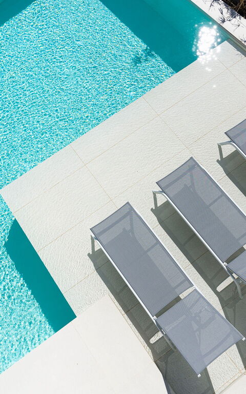 Bedda Matri: Buitenkanten, Buitenshuis, zwembad