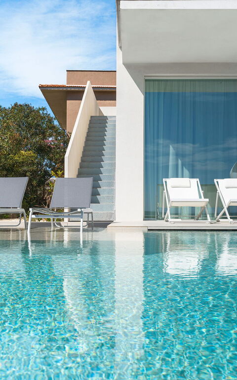 Bedda Matri: Buitenkanten, Buitenshuis, zwembad