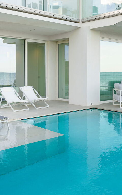 Bedda Matri: Buitenkanten, Buitenshuis, zwembad