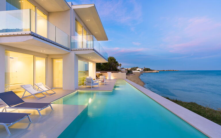 Bedda Matri: Buitenkanten, Buitenshuis, Keer bekeken, zwembad