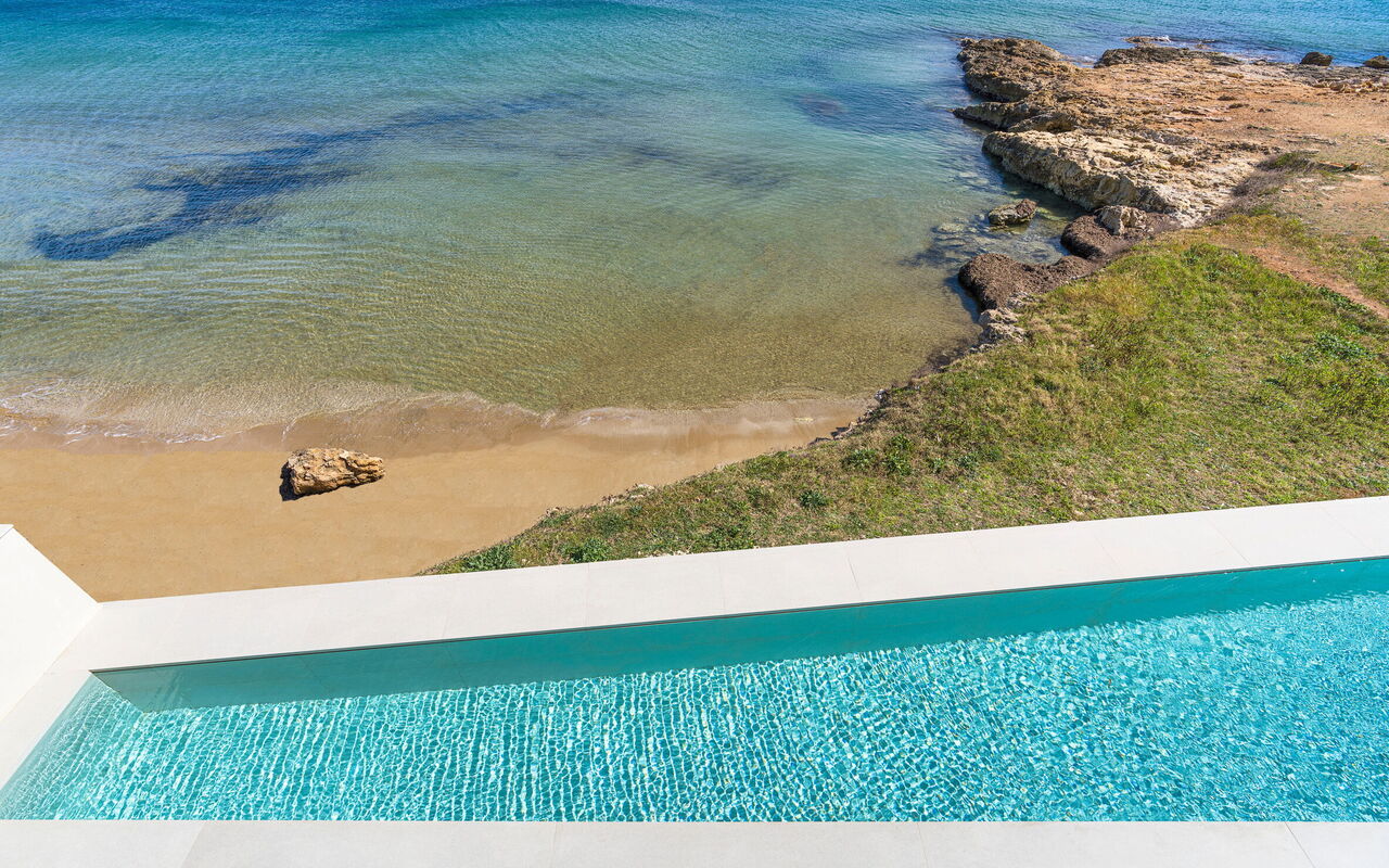 Bedda Matri: Buitenkanten, Buitenshuis, Keer bekeken, zwembad