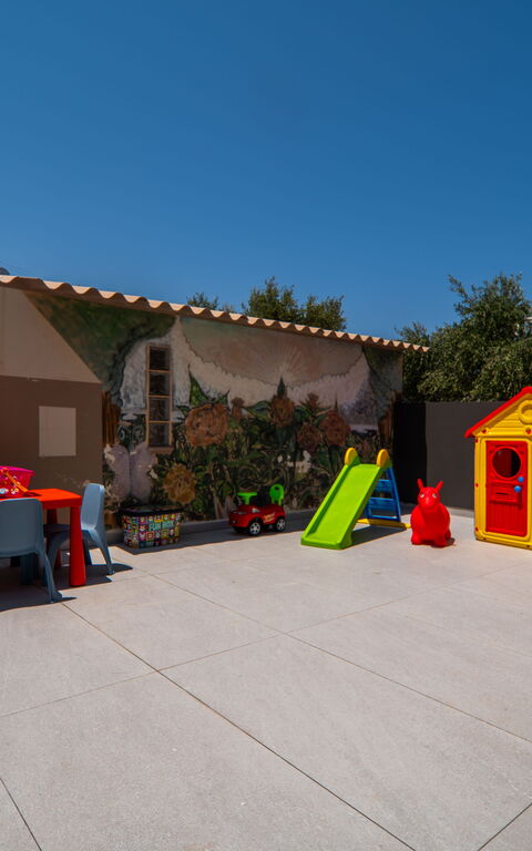 John Residence: Activiteiten, Buitenshuis