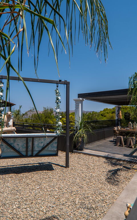 John Residence: Buitenshuis, Tuin