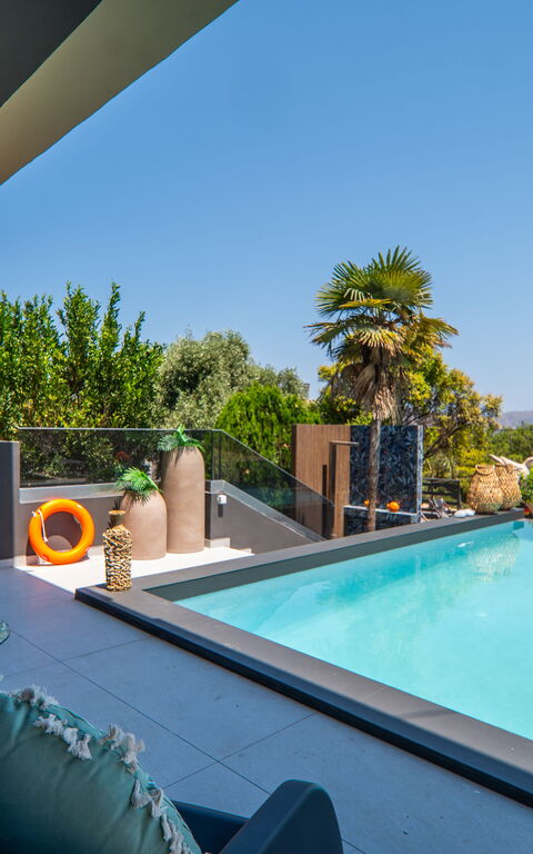 John Residence: Buitenshuis, zwembad