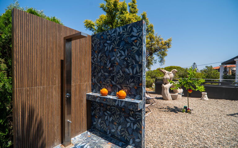 John Residence: Buitenshuis, Tuin