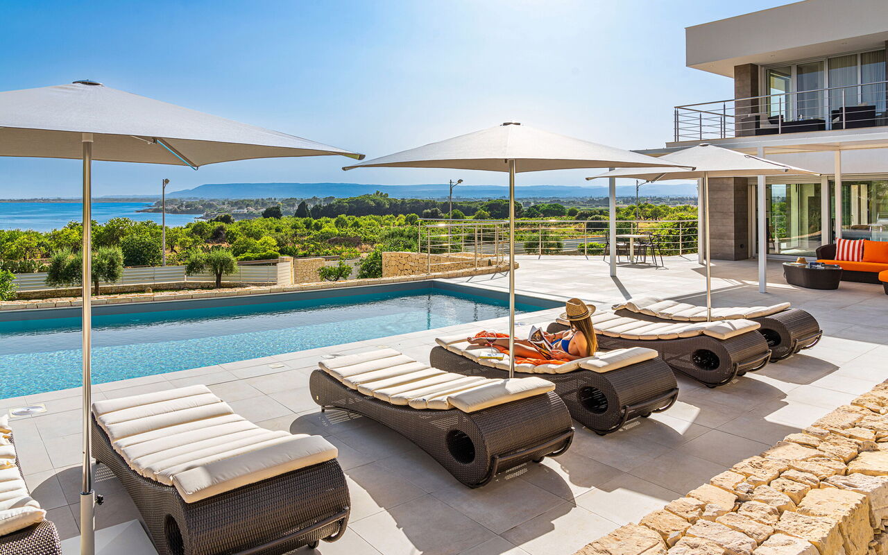 Villa Anna Plemmirio: Buitenkanten, Buitenshuis, zwembad