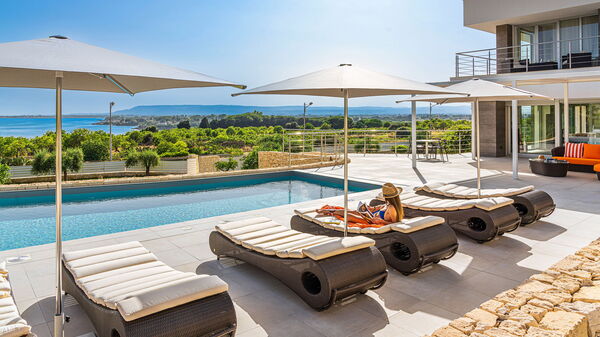 Villa Anna Plemmirio: Buitenkanten, Buitenshuis, zwembad