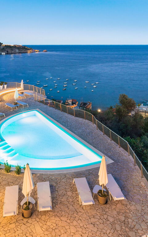 Baya Bella: Buitenkanten, Buitenshuis, Keer bekeken, zwembad