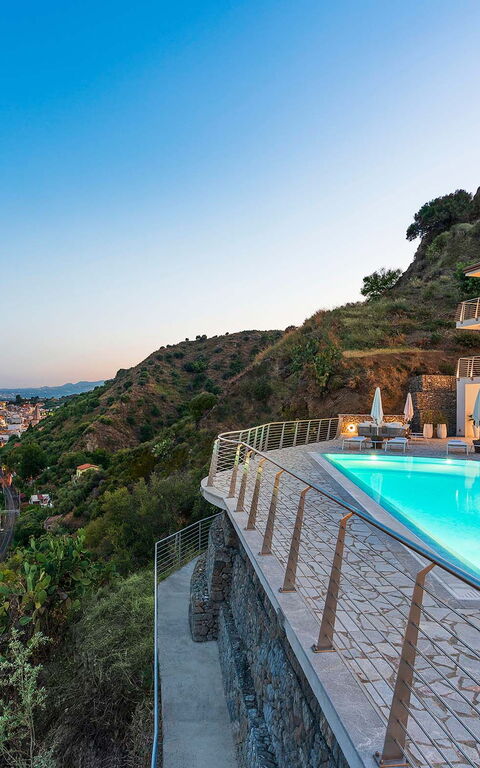 Baya Bella: Buitenkanten, Buitenshuis, Keer bekeken, zwembad