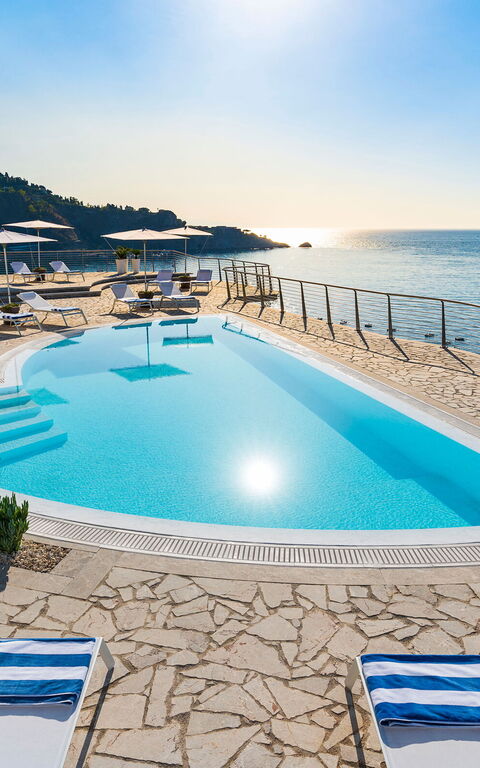 Baya Bella: Buitenkanten, Buitenshuis, Keer bekeken, zwembad