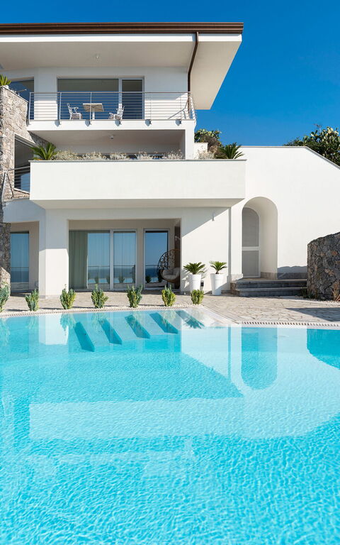 Baya Bella: Buitenkanten, Buitenshuis, zwembad